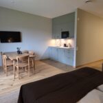 Hotell Lassalyckan Ulricehamn Sexbäddsrum med pentry och matplats